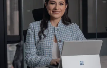 Retrato profesional de Ana Patricia Alfonso Salinas, ejecutiva de CID Gallup, trabajando en una oficina moderna, especialista en análisis estratégico y estudios de mercado en América Latina.