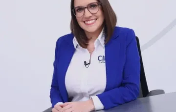 Retrato profesional de Fiorella Peccorini, ejecutiva de CID Gallup, participando en una entrevista televisiva, experta en análisis de opinión pública y tendencias sociales en América Latina.