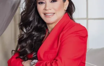 Retrato profesional de Georgina Peláez, ejecutiva de CID Gallup, especialista en desarrollo corporativo y análisis estratégico, posando con confianza en un entorno elegante.