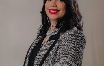 Retrato profesional de Linette Maldonado, ejecutiva de CID Gallup, experta en consultoría estratégica y estudios de mercado, posando con actitud profesional en fondo neutro.